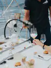 Aperitivo und Weinservice an Bord eines Segelboots am Gardasee