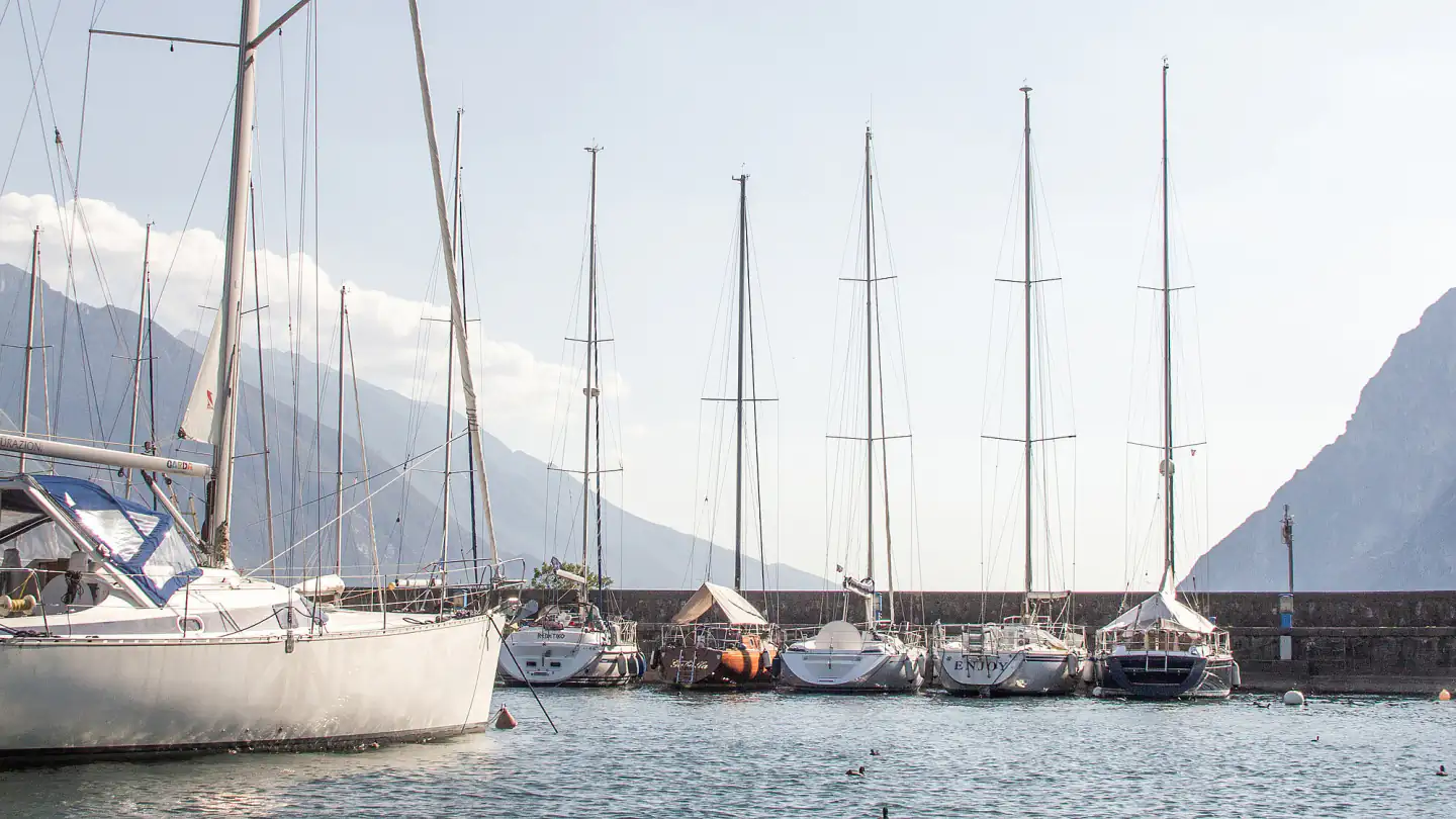 Segelboote im Hafen am nördlichen Gardasee
