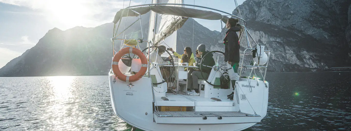 Segelboot „Maddalena“ mit Gästen beim Segeln auf dem Gardasee