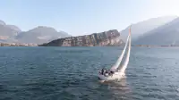 Segelboot vor der Bergkulisse des nördlichen Gardasees