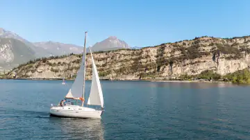 Segelboot bei einer entspannten Ausfahrt auf dem Gardasee