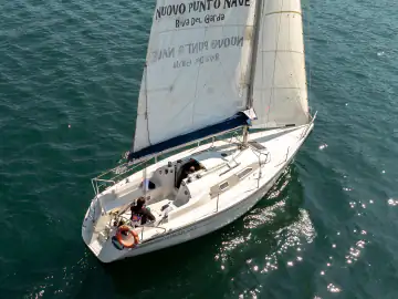 Dehler 28S aus der Vogelperspektive beim Segeln auf dem Gardasee