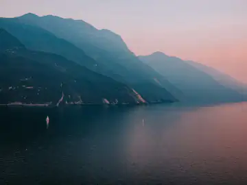 Segelboote auf dem Gardasee im Abendlicht