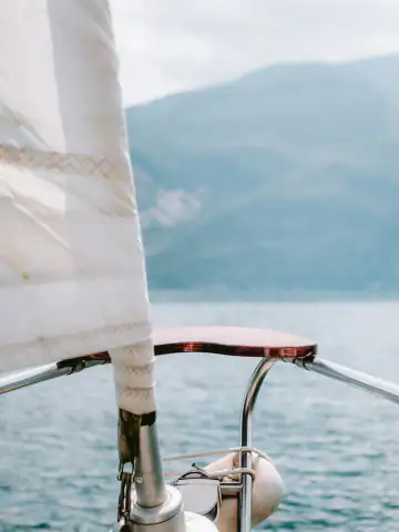 Blick vom Segelboot auf den Gardasee und die umliegenden Berge