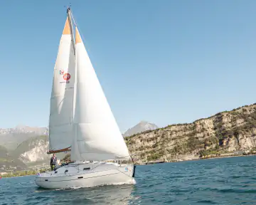 Beneteau Oceanis 33.1 beim Segeln vor der Bergkulisse des Gardasees