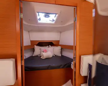 Gemütliche Doppelkabine mit großem Bett unter Deck des Segelboots