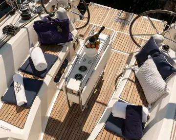 Geräumiges Cockpit eines Segelboots mit zwei Steuerständen