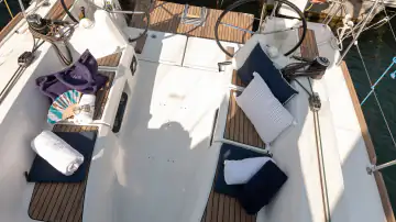 Geräumiges Cockpit eines Segelboots mit zwei Steuerständen