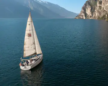 Segelboot vor den steilen Felswänden am nördlichen Gardasee