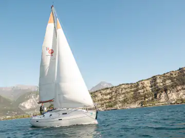 Beneteau Oceanis 33.1 beim Segeln vor der Bergkulisse des Gardasees
