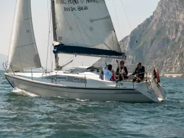 Segler an Bord der Dehler 28S bei einer Tour auf dem Gardasee