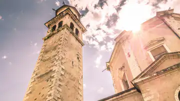 Historischer Kirchturm in Riva del Garda im warmen Sonnenlicht