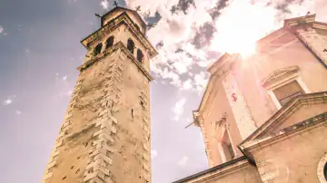 Historischer Kirchturm in Riva del Garda im warmen Sonnenlicht