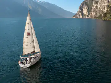 Segelboot vor den steilen Felswänden am nördlichen Gardasee