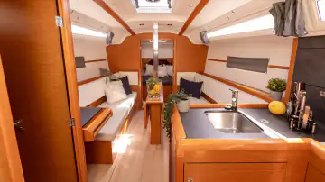 Heller Salon mit Sitzbereich und Bordküche im Segelboot
