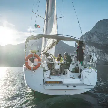 Segelboot „Maddalena“ mit Gästen beim Segeln auf dem Gardasee
