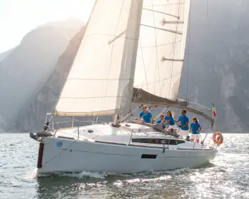 Gruppe beim Teambuilding auf einem Segelboot am Gardasee