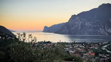 Blick über den Gardasee und die Berge bei Sonnenuntergang