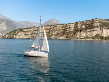 Segelboot bei einer entspannten Ausfahrt auf dem Gardasee