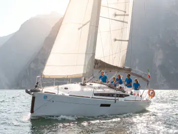 Gruppe beim Teambuilding auf einem Segelboot am Gardasee