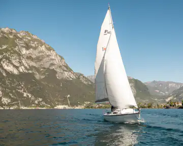 Farr 750 unter vollen Segeln auf dem nördlichen Gardasee
