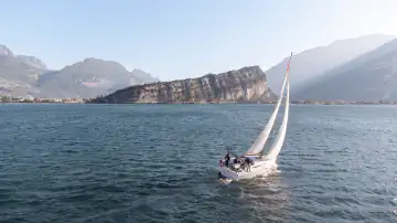 Segelboot vor der Bergkulisse des nördlichen Gardasees