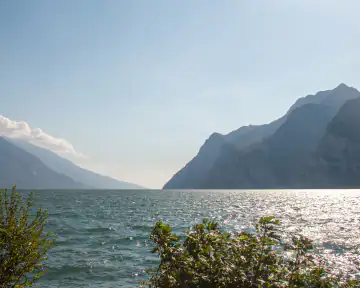 Blick über den Gardasee zwischen den Bergen
