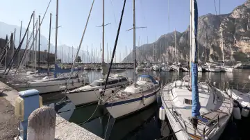 Segelboote im Porto San Nicolò in Riva del Garda