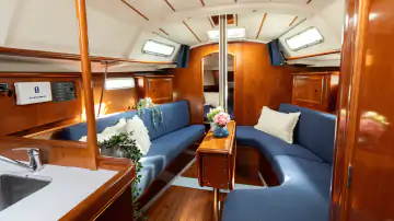 Heller Salon mit Sitzbereich und Holzausstattung im Segelboot