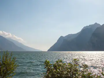 Blick über den Gardasee zwischen den Bergen