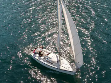 Sportliches Segelboot aus der Vogelperspektive auf dem Gardasee
