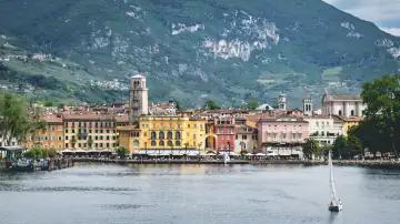 Ufer von Riva del Garda mit Segelboot auf dem Gardasee