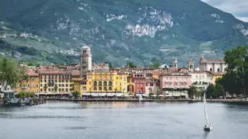 Ufer von Riva del Garda mit Segelboot auf dem Gardasee