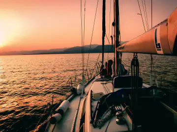 Segeltour auf dem Gardasee bei Sonnenuntergang