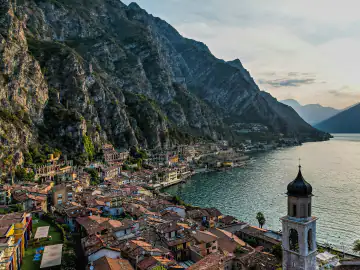 Blick über Limone sul Garda und den Gardasee