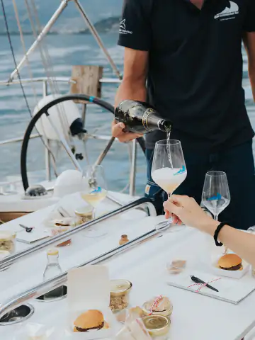 Aperitivo und Weinservice an Bord eines Segelboots am Gardasee