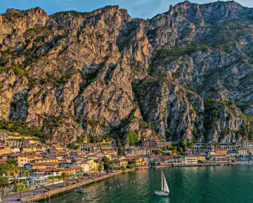 Limone sul Garda mit Segelboot vor der imposanten Bergkulisse