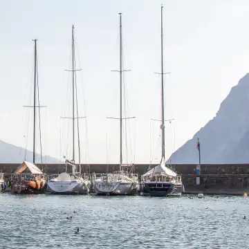 Segelboote im Hafen am nördlichen Gardasee