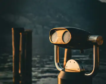 Aussicht auf den Gardasee und die Berge im Abendlicht