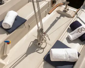 Cockpit eines Segelboots mit Sitzpolstern und Handtüchern an Bord