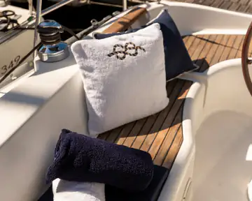 Cockpit eines Segelboots mit Sitzpolstern und Handtüchern an Bord