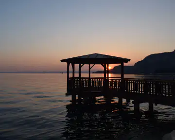 Steg am Gardasee bei Sonnenuntergang