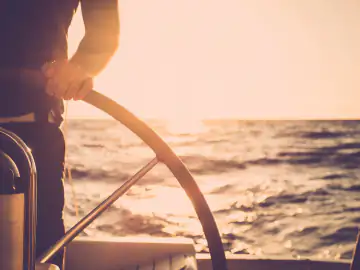 Segeln auf dem Gardasee im warmen Abendlicht