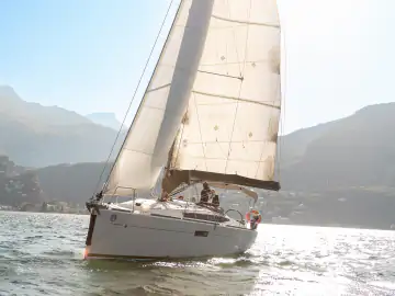Jeanneau Sun Odyssey 349 „Viola“ im Gegenlicht auf dem Gardasee