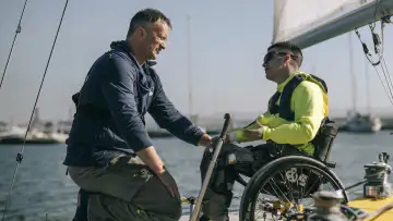 Gemeinsames Segelerlebnis mit Rollstuhlfahrer an Bord