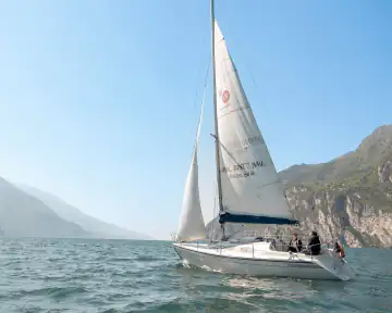 Dehler 28S unter Segeln vor der imposanten Bergkulisse des Gardasees