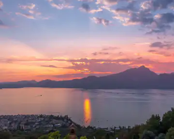 Sonnenuntergang über dem Gardasee mit Bergpanorama
