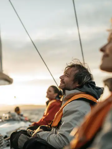 Menschen mit und ohne Rollstuhl beim gemeinsamen Segeln