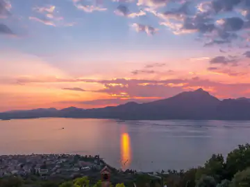 Sonnenuntergang über dem Gardasee mit Bergpanorama