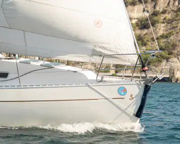 Detailansicht von Bug und Segel eines Segelboots auf dem Gardasee